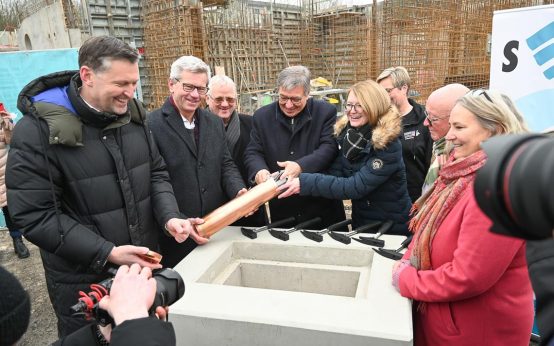Roland Stöclin, Gert-Uwe mende und viele andere beim befallen der Zeitkaapsel.