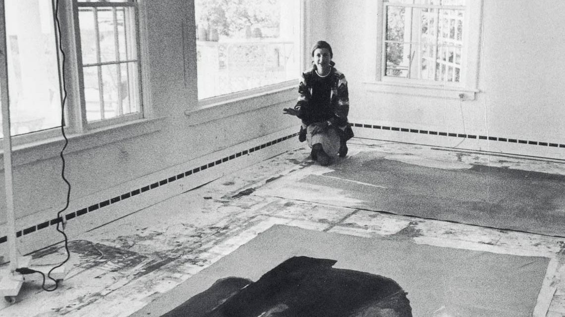 Helen Frankenthaler in ihrem Atelier im Ocean Drive West, Shippan Point, Stamford, Connecticut, mit After Hours (1975, in Arbeit), September 1975