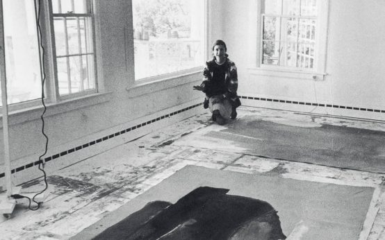 Helen Frankenthaler in ihrem Atelier im Ocean Drive West, Shippan Point, Stamford, Connecticut, mit After Hours (1975, in Arbeit), September 1975