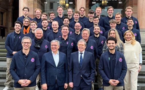 Alexander Kamp (sportlicher Leiter Hockeyabteilung), Till Kowalczek (Leiter Hockeyabteilung), Oberbürgermeister Gert-Uwe Mende und Stefan Blöcher. ©2025 Stadt Wiesbaden