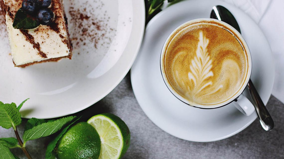 Kaffee und Kuchen im Kulturforum. Musik als Begleitung.