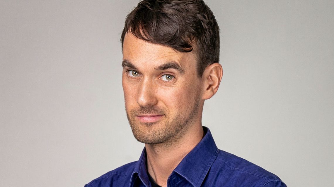 Zwischen Satire und Poesie: Michael Feindlers einzigartiger Bühnenstil