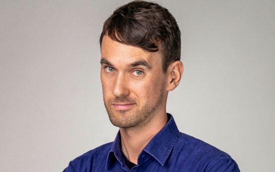 Zwischen Satire und Poesie: Michael Feindlers einzigartiger Bühnenstil