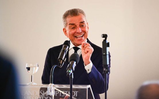 Miche Friedmann spricht beim Neujahrsempfang in Wiesbaden über Demokratie und Zusammenhat.
