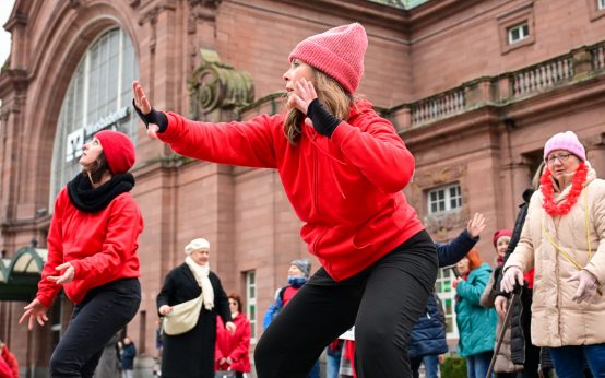 One Billion Rising 2025 auf dem Bahnhofsvorplatz.,