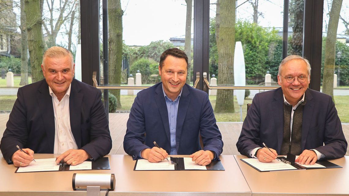 Bei der Unterschrift des Kooperationsvertrages (v. r.): Ralf Schodlok (Vorstandsvorsitzender ESWE Versorgungs AG), Bürgermeister Joachim Reimann und Jörg Höhler (Vorstandsmitglied ESWE Versorgungs AG).