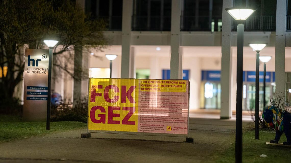 Protestaktion vor hr-Gebäude: Junge Liberale Hessen fordern einen modernen Rundfunk!