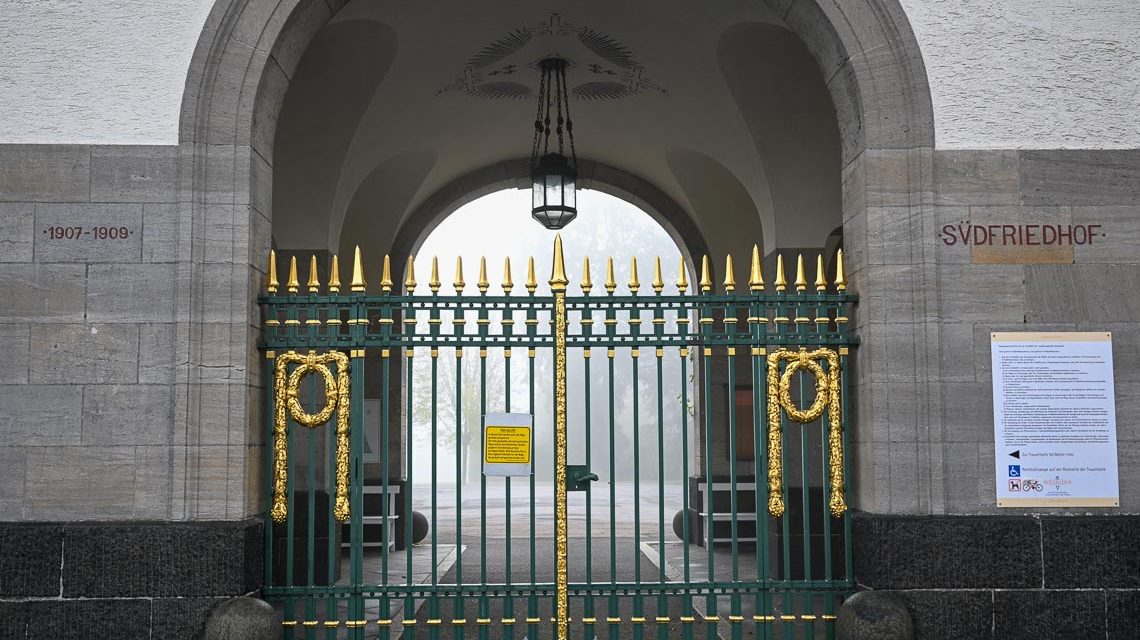 Eingangsportal a Südfriedhof in Wiesbaden. Auf dem Friedhof erinnern zwei Tafeln an Wehrdienstverweigerer, die diafür die Todesstrafe erhalten haben.