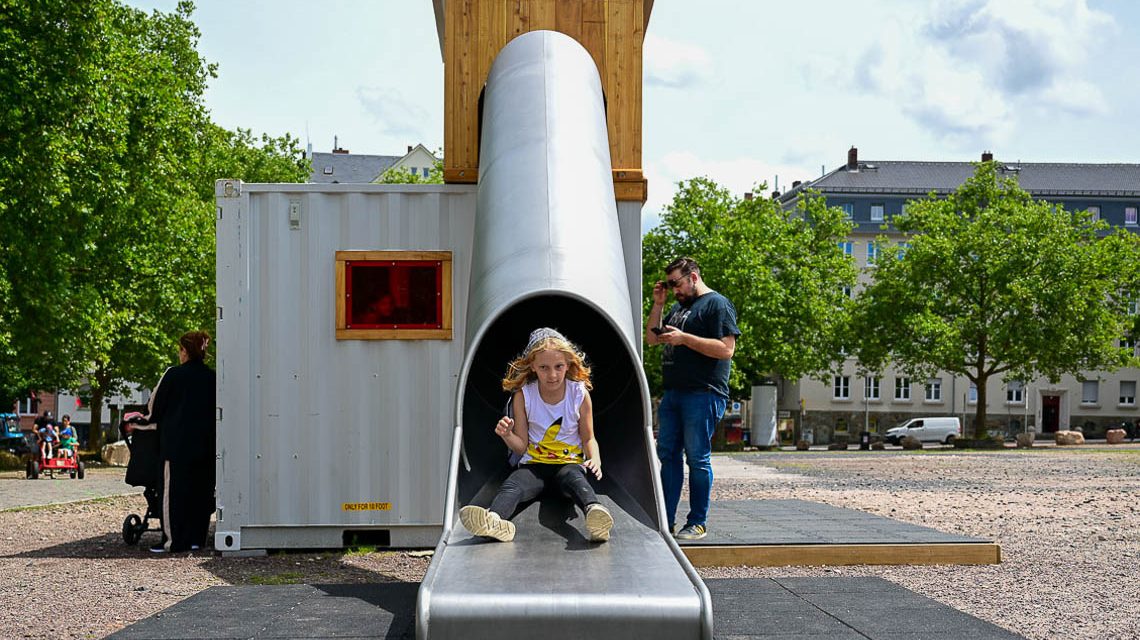 Elsässer Platz, umgebauter Container, Klettern, Rutschen, turnen auf dem Kinderspielplatz.