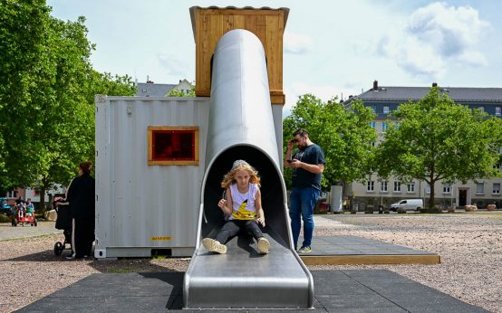 Elsässer Platz, umgebauter Container, Klettern, Rutschen, turnen auf dem Kinderspielplatz.