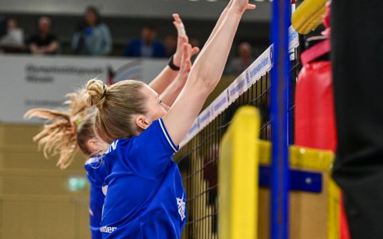 VC Wiesbaden bei der Blockarbeit.