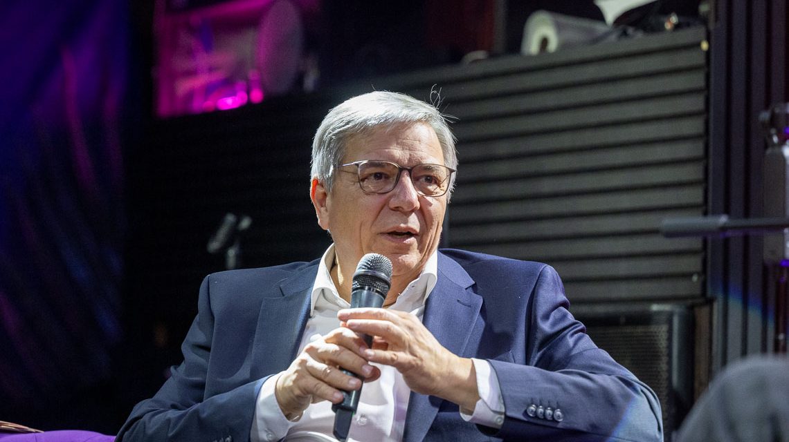 Gert-Uwe Mende in der Wahlkapfarena „Das Wohnzimmer2