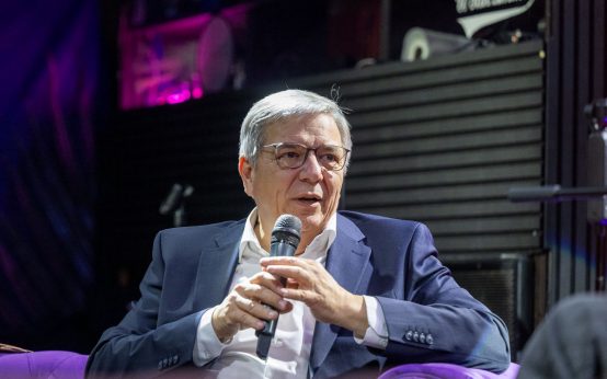 Gert-Uwe Mende in der Wahlkapfarena „Das Wohnzimmer2