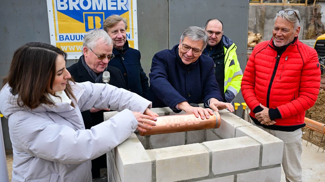 Stadträtin Maral Koohestanian, Andreas Guntrum, Christoph Golla Oberbürgermeister Gert-Uwe Mende, … und Architekt Thorsten Schön legen verstauen die Zeitkapsel im Grundstein.
