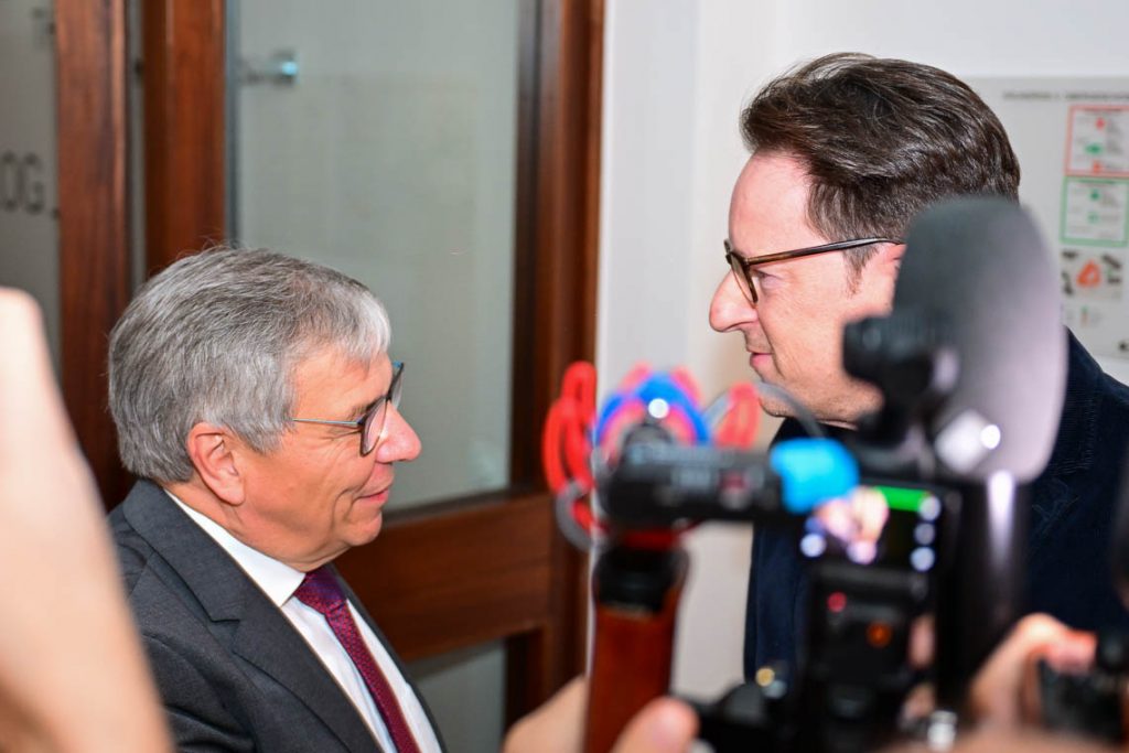 Stichwahl gewonnen: Thilo von Debschitz gratuliert Gert-Uwe Mende zu seiner zweiten Amtszeit.