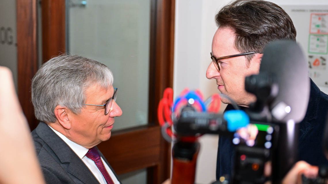 Stichwahl gewonnen: Thilo von Debschitz gratuliert Gert-Uwe Mende zu seiner zweiten Amtszeit.