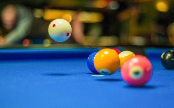 Billiard als Freizeitgestaltung der Jugendarbeit in Klppenheim. Mobile Jugendarbeit.