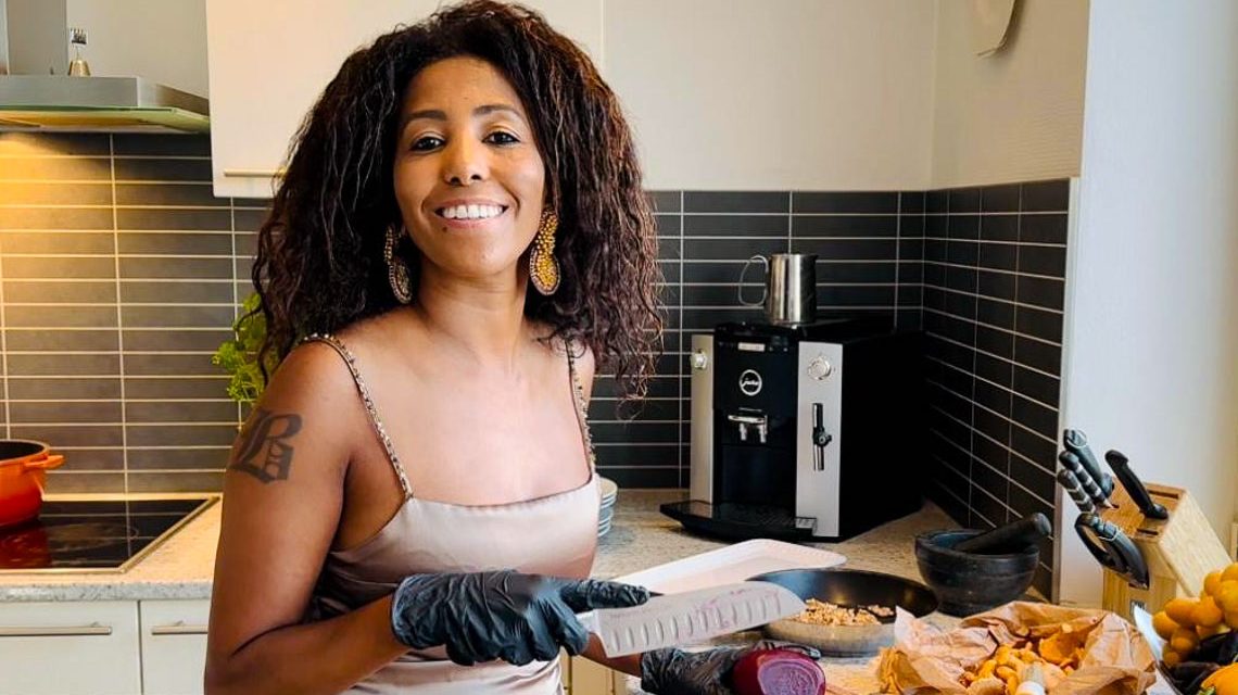 Bisrat John in ihrer Küche. Die Gäste kommen zwei Stunden später.