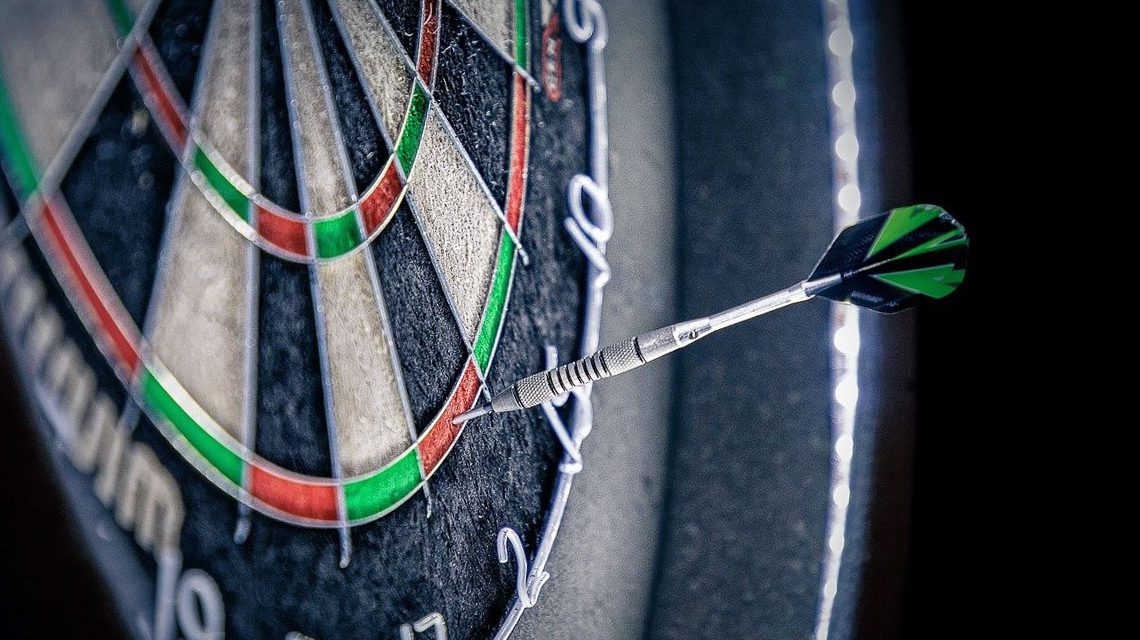 Dart-Turnier, Dart-Scheibe mit Dart-Pfeil.