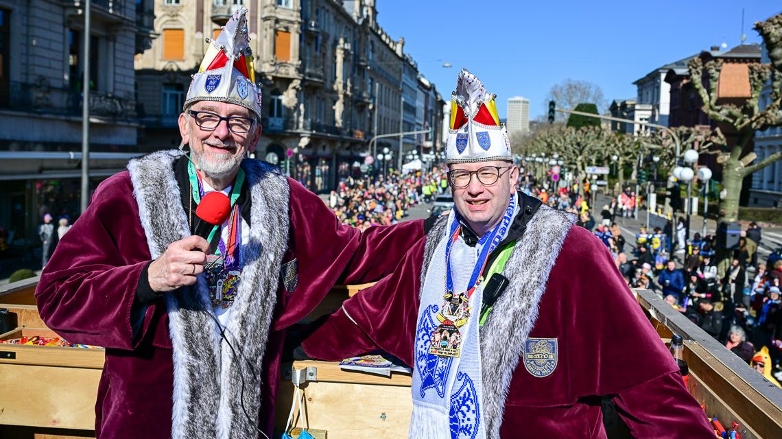 Fastnachtsonntagsumzug biegt auf die Wilhelmstraße ein.