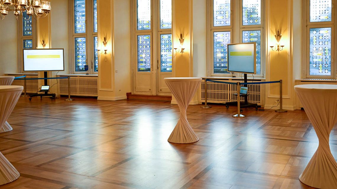 Festsaal im Rathaus, die Polit-Arena steht.