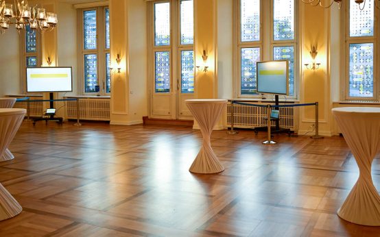 Festsaal im Rathaus, die Polit-Arena steht.