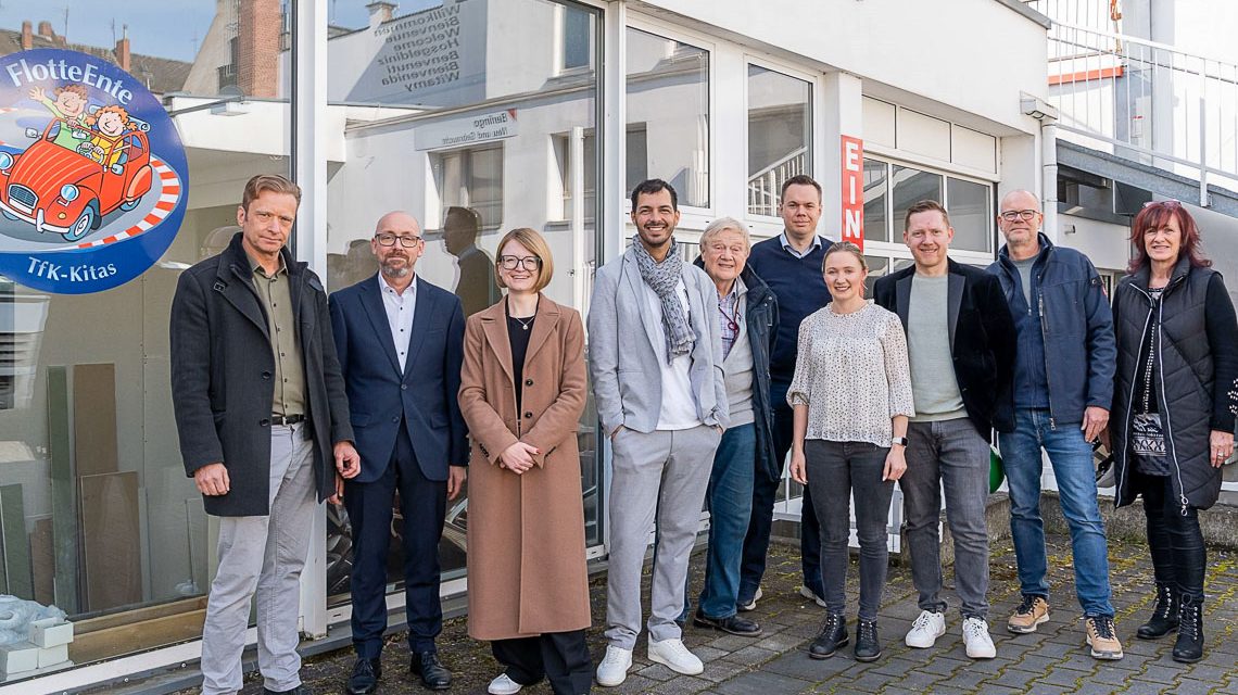 v.l.n.r.: I. Penner (Terminal for Kids gGmbH), T. Scheffler, Dr. P. Becher (LHW), Aytug Gün (Kita-Leitung), W. Neu (Hausverwaltung Neu), B. Hörnle (Unternehmensleitung Terminal for Kids gGmbH), C. Neu, K. Olbrich (Hausverwaltung Neu), M. Stich (Bauleitung), G. Thomasberger (Terminal for Kids gGmbH), S. Duschek (LHW)