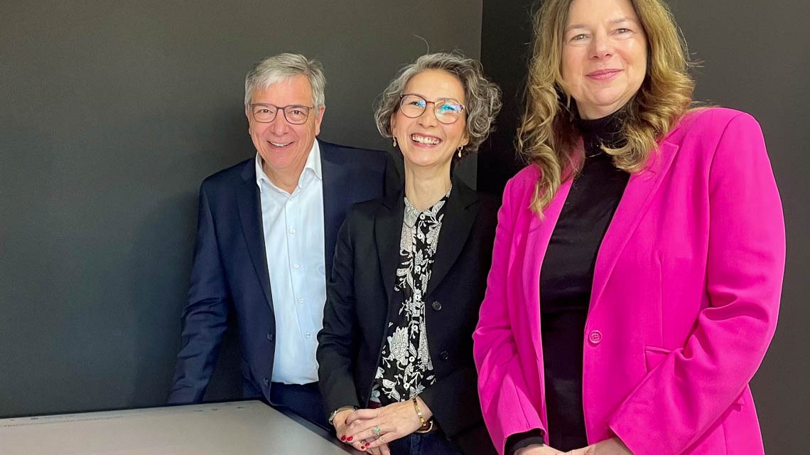 Oberbürgermeister Gert-Uwe Mende, Dekanin Arami Neumann sowie Bürgermeisterin und Umweltdezernentin Christiane Hinninger (v.l.n.r.).