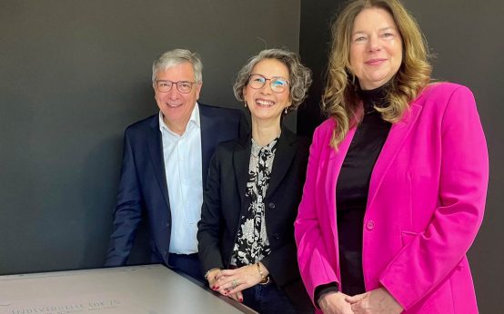 Oberbürgermeister Gert-Uwe Mende, Dekanin Arami Neumann sowie Bürgermeisterin und Umweltdezernentin Christiane Hinninger (v.l.n.r.).