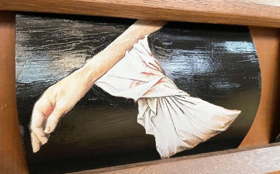 Kunstwerke in der Bergkirche zum Thema „Hüllung“. Copyright: Andrea Wagenknecht