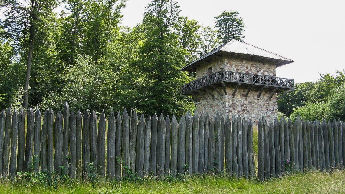 Museumtag, Rekonstruierter Wachturm Wp 3/15 des Limes nahe dem Kastel Zugmantel im Taunus.