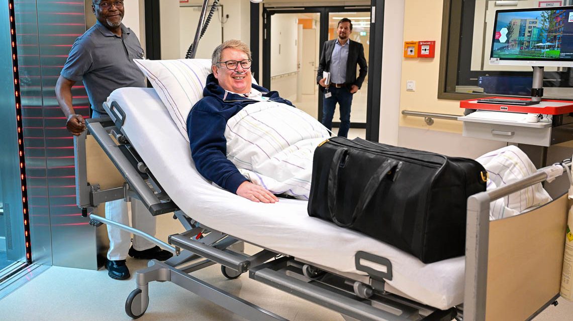 Matthias Wilczek auf dem Weg in sein neues Zimmer. Er ist der erste Patient im neuen Gebäude des JoHo.