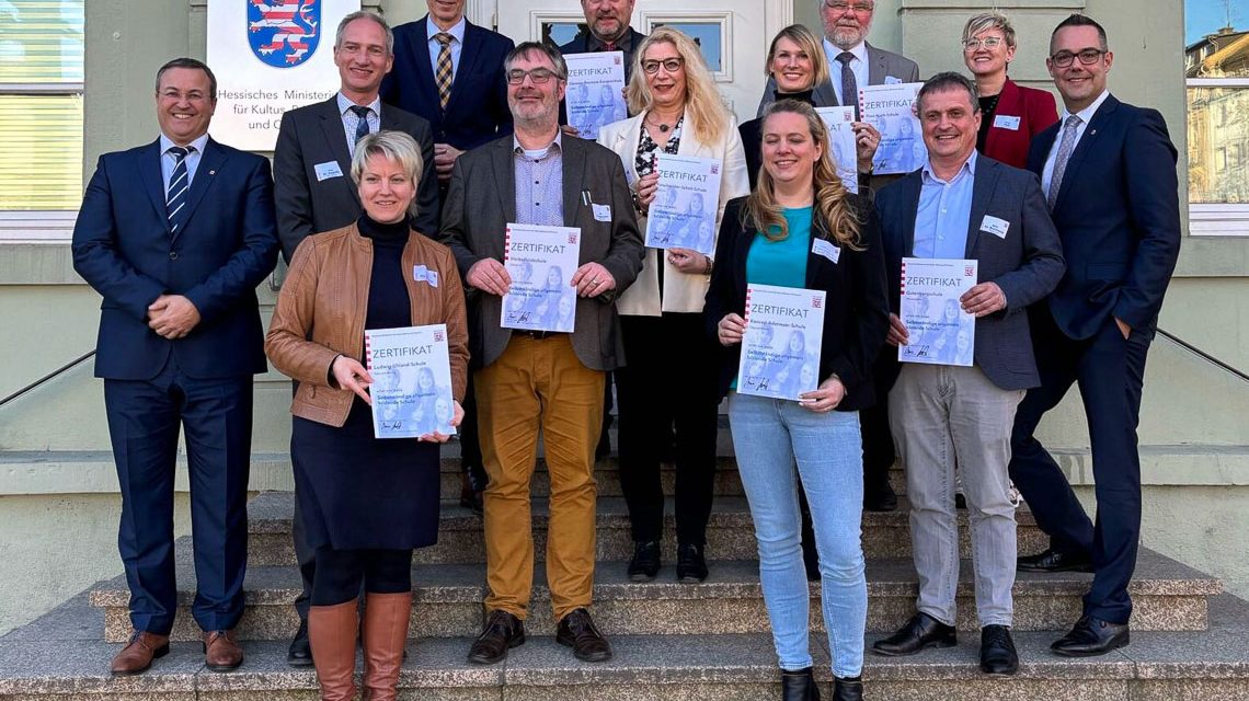 Schulleiter in Hessen stehen für Eigenständigkeit: Innovative Konzepte: Wie Hessens Schulen Eigenverantwortung übernehmen.