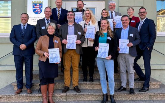 Schulleiter in Hessen stehen für Eigenständigkeit: Innovative Konzepte: Wie Hessens Schulen Eigenverantwortung übernehmen.