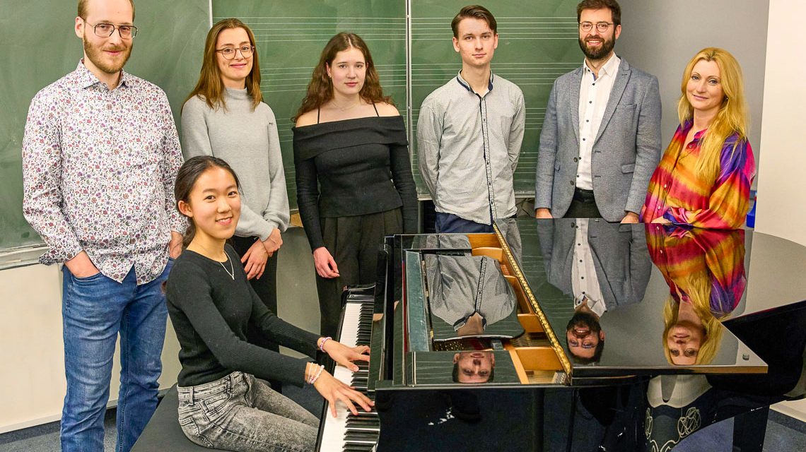 Die aktuellen PreCollege-Teilnehmerinnen und -Teilnehmer: Maximilian Nickel, Yiqing Huang (am Klavier), Katharina Helmerich, Veronika Svitlytska, David Savonov, Prof. Christian Zielinski und Prof. Claudia Hölbling