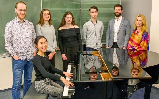Die aktuellen PreCollege-Teilnehmerinnen und -Teilnehmer: Maximilian Nickel, Yiqing Huang (am Klavier), Katharina Helmerich, Veronika Svitlytska, David Savonov, Prof. Christian Zielinski und Prof. Claudia Hölbling