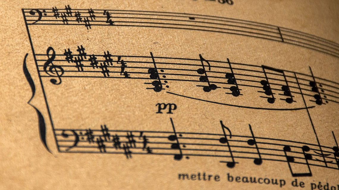 Symbolfoto für die Konzerte der Loge Plato. Das Bild zeigt ein Notenblatt.