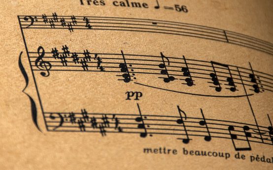 Symbolfoto für die Konzerte der Loge Plato. Das Bild zeigt ein Notenblatt.