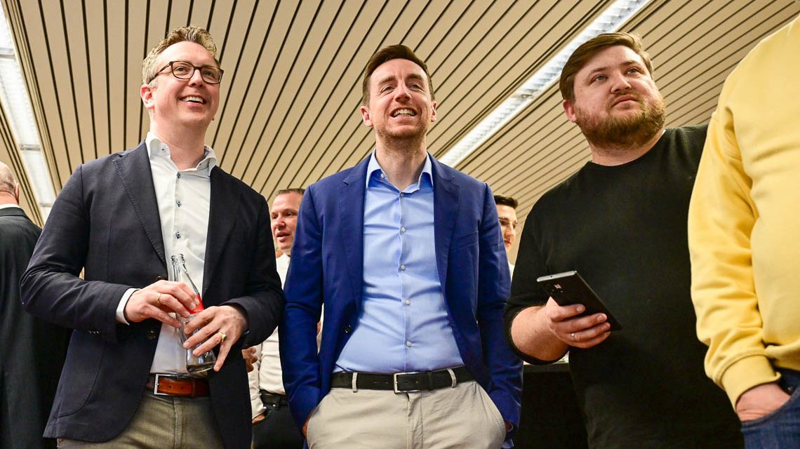 Medenbach ist der erste Bezirk der ausgezählt wurde. Gert-Uwe Mende liegt vorne.