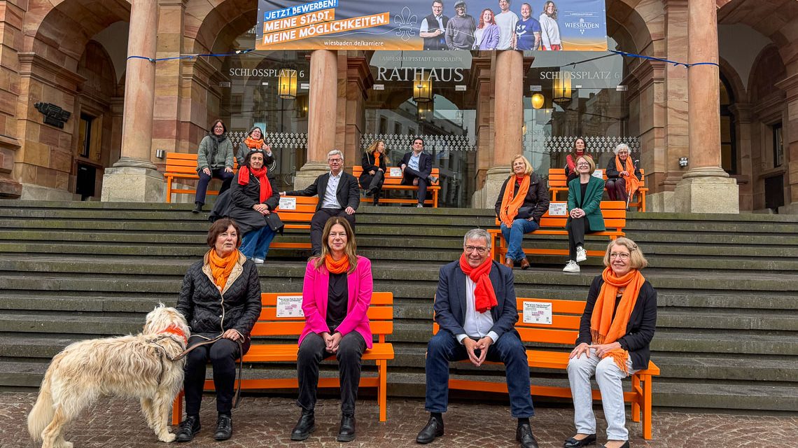 Wiesbaden kämpft mit orangefarbenen Bänke(n) gegen Gewalt an Frauen.