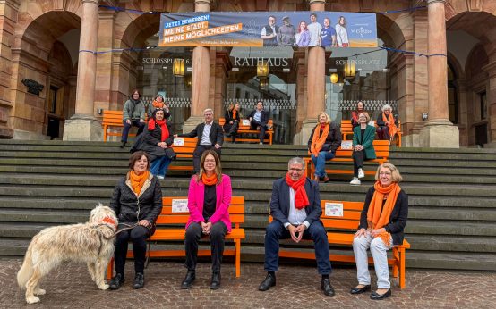 Wiesbaden kämpft mit orangefarbenen Bänke(n) gegen Gewalt an Frauen.