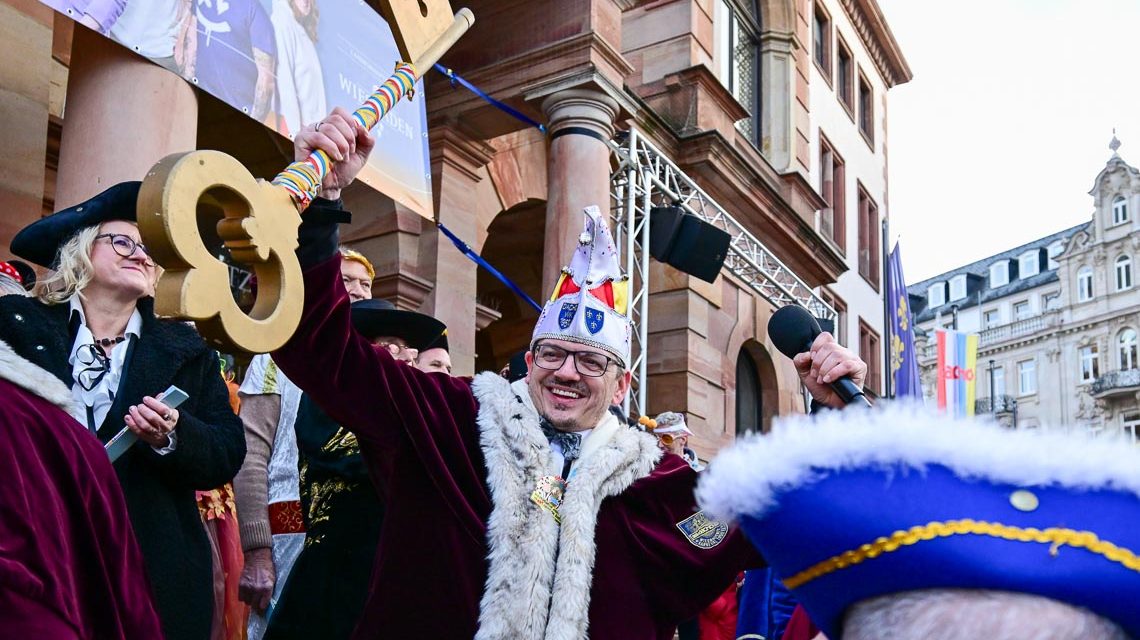 Kinderumzug, Simon Rottloff hat den Schlüssel zum Rathaus gefunden. Die Fastnachter regieren jetzt bis Aschermittwoch.