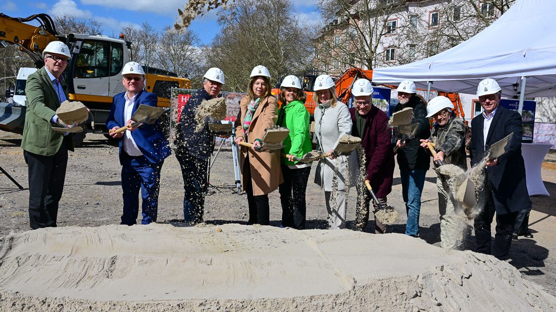Weg von der Blechwüste, hin zum lephaften Quartiersplatz. Spatenstich am Elsässer Platz zur Umgestaltung .