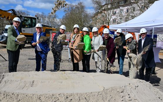 Weg von der Blechwüste, hin zum lephaften Quartiersplatz. Spatenstich am Elsässer Platz zur Umgestaltung .