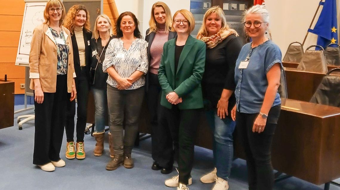 v. r. n. l.): Tanja Form (stellvertretende Sachgebietsleitung Kindertagespflege), Sabine Christ (Kindertagespflegeperson), Dr. Patricia Becher (Sozialdezernentin), Johanna Scherer (Kindertagespflegeperson), Marina Zimmermann (Kindertagespflegeperson), Erika Schmidt (Kindertagespflegeperson), Angela Braner (Sachgebietsleitung Städtische Kitas), Anita Gerstmeier (Sachgebietsleitung Kindertagespflege).