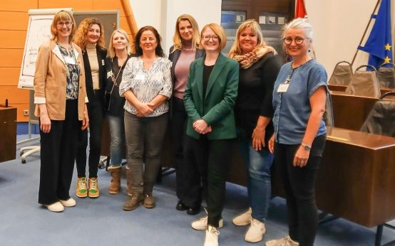 v. r. n. l.): Tanja Form (stellvertretende Sachgebietsleitung Kindertagespflege), Sabine Christ (Kindertagespflegeperson), Dr. Patricia Becher (Sozialdezernentin), Johanna Scherer (Kindertagespflegeperson), Marina Zimmermann (Kindertagespflegeperson), Erika Schmidt (Kindertagespflegeperson), Angela Braner (Sachgebietsleitung Städtische Kitas), Anita Gerstmeier (Sachgebietsleitung Kindertagespflege).