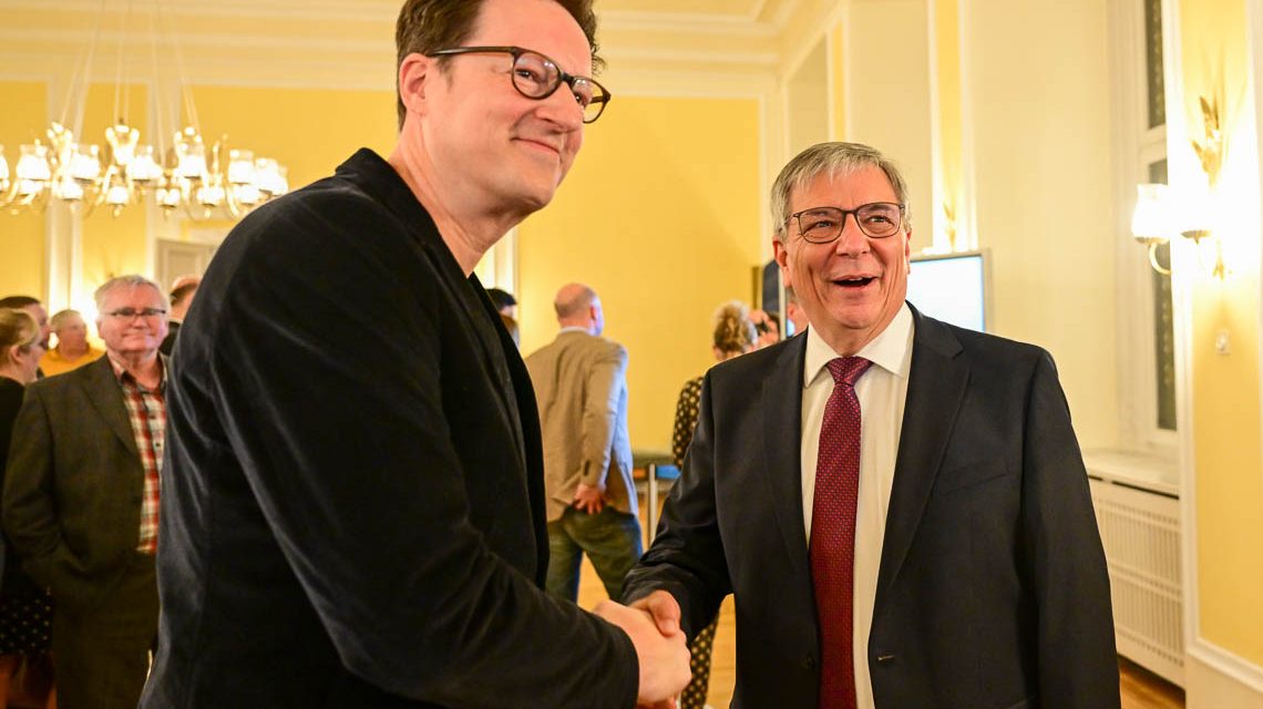 Shake Hand zwischen Thilo von Debschitz und Oberbürgermeister Gert-Uwe Mende im Festsaal.