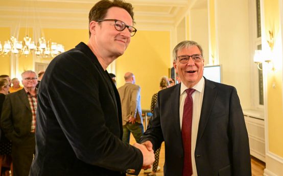 Shake Hand zwischen Thilo von Debschitz und Oberbürgermeister Gert-Uwe Mende im Festsaal.