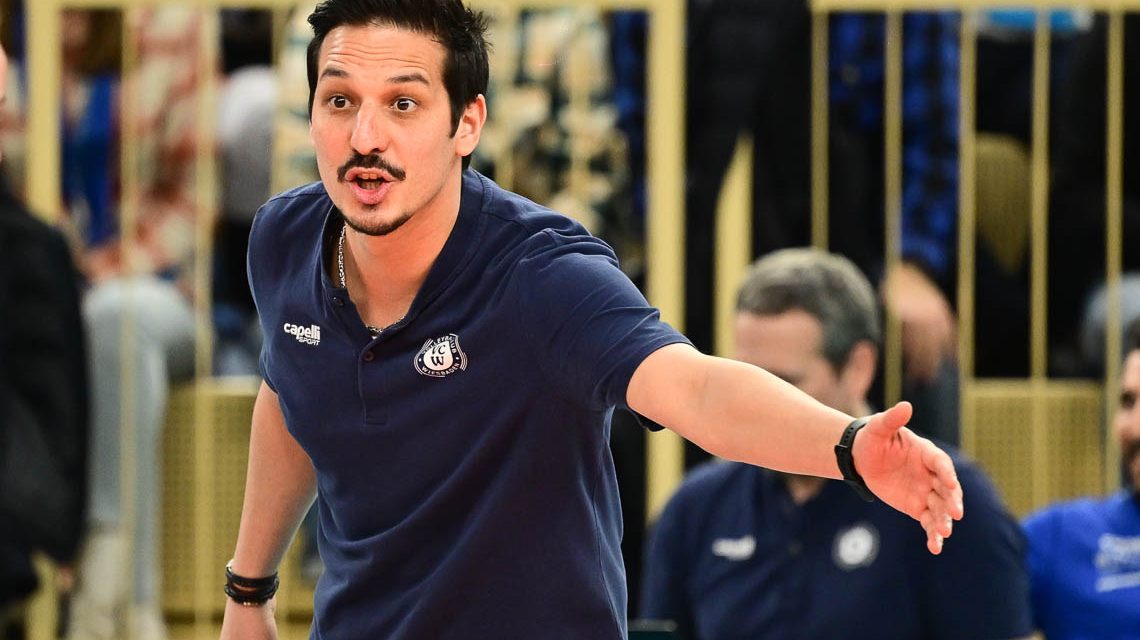 Tigin Yağlioğlu am Spielfeldrand.