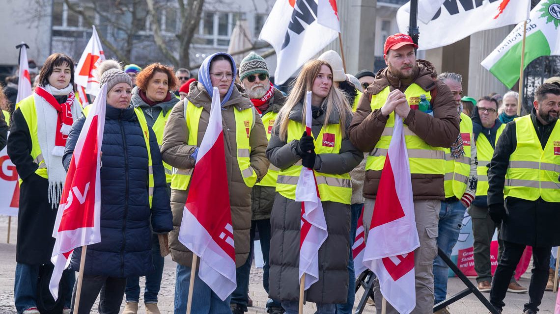 Warnstreik Soziale Dienste und Erzieher in Wiesbaden.